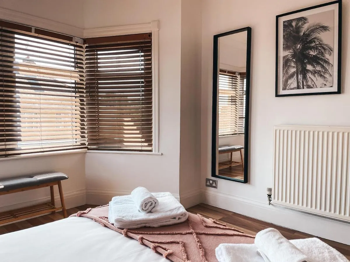 Ty-Fry House, By Solace Stays Cardiff 0*,